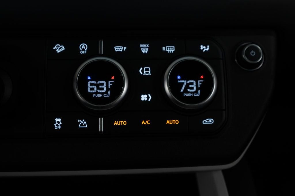 2025 Land Rover Defender 110 S photo 27