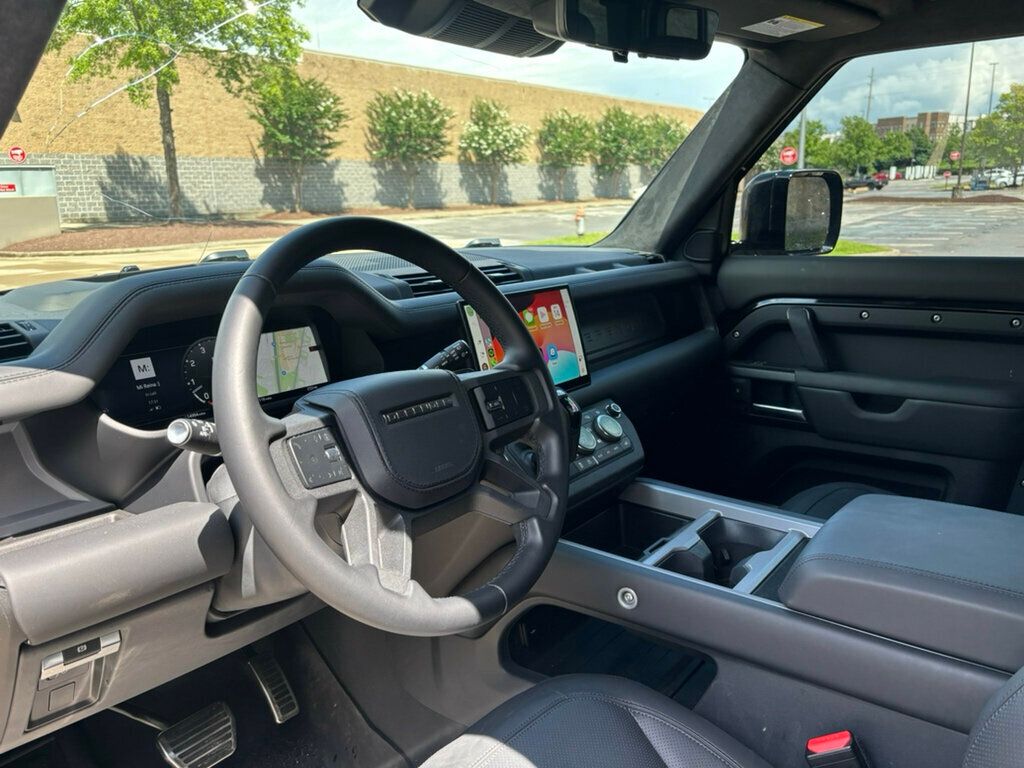 2025 Land Rover Defender 110 V8 photo 3