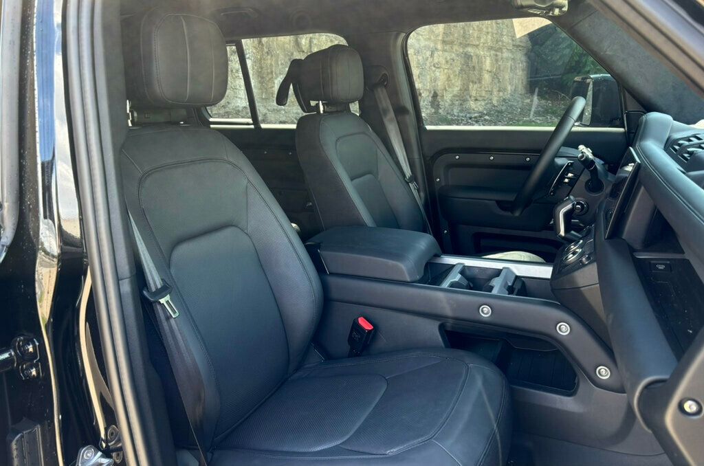 2025 Land Rover Defender 110 V8 photo 6