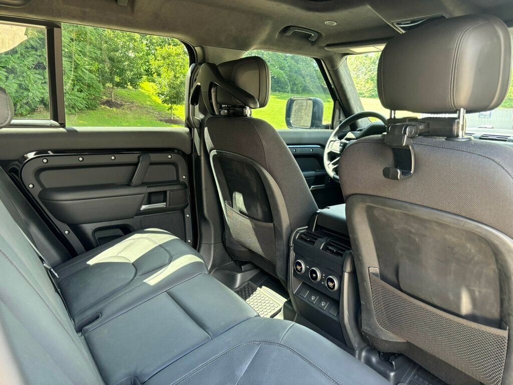2025 Land Rover Defender 110 V8 photo 9