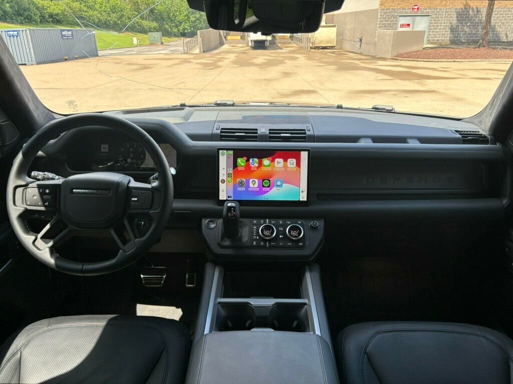 2025 Land Rover Defender 110 V8 photo 13