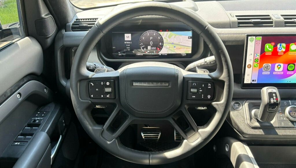 2025 Land Rover Defender 110 V8 photo 17