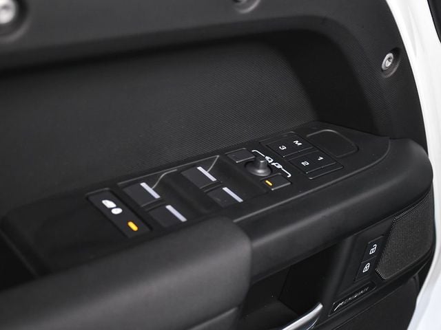 2025 Land Rover Defender 110 S - 23041765 - 9