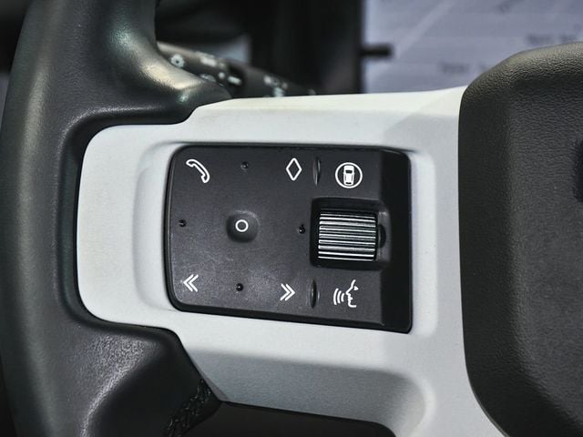 2025 Land Rover Defender 110 S - 23041765 - 32