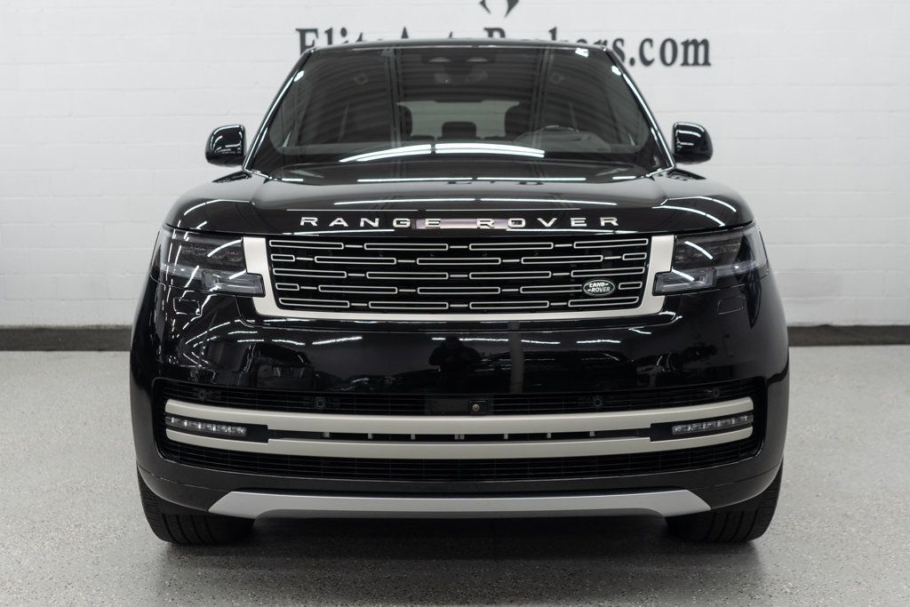 2025 Land Rover Range Rover SE photo 3