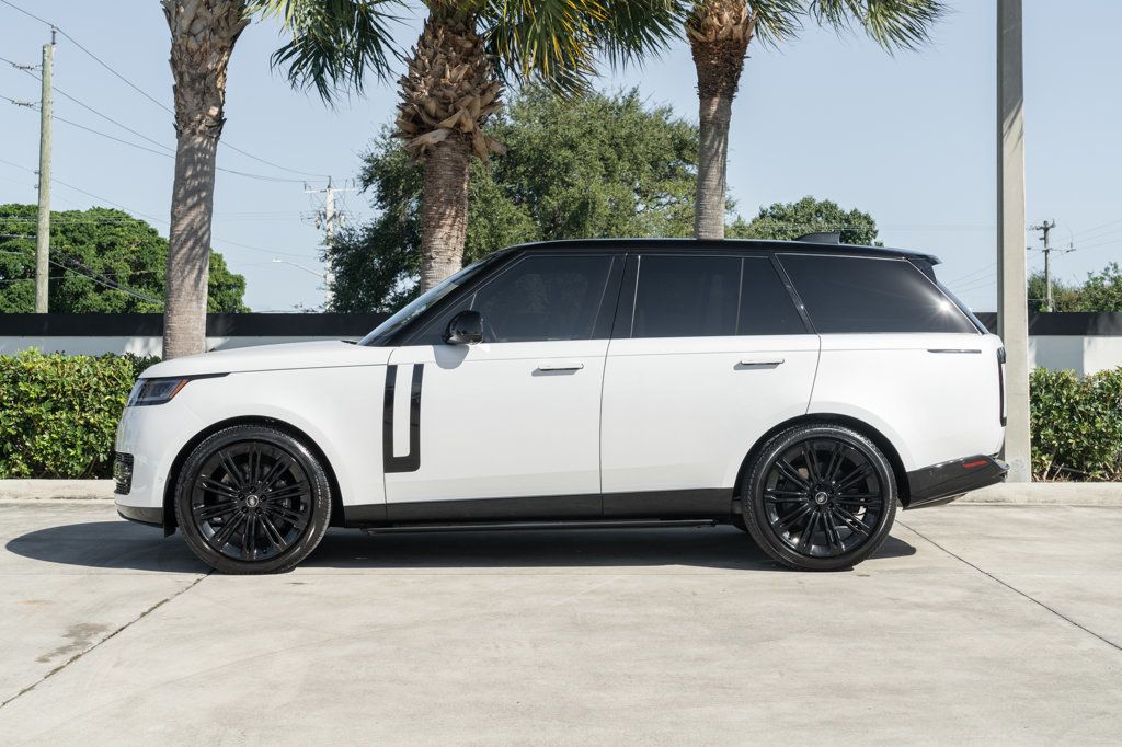 2025 Land Rover Range Rover SE photo 3