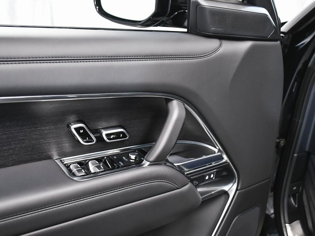 2025 Land Rover Range Rover SE photo 10