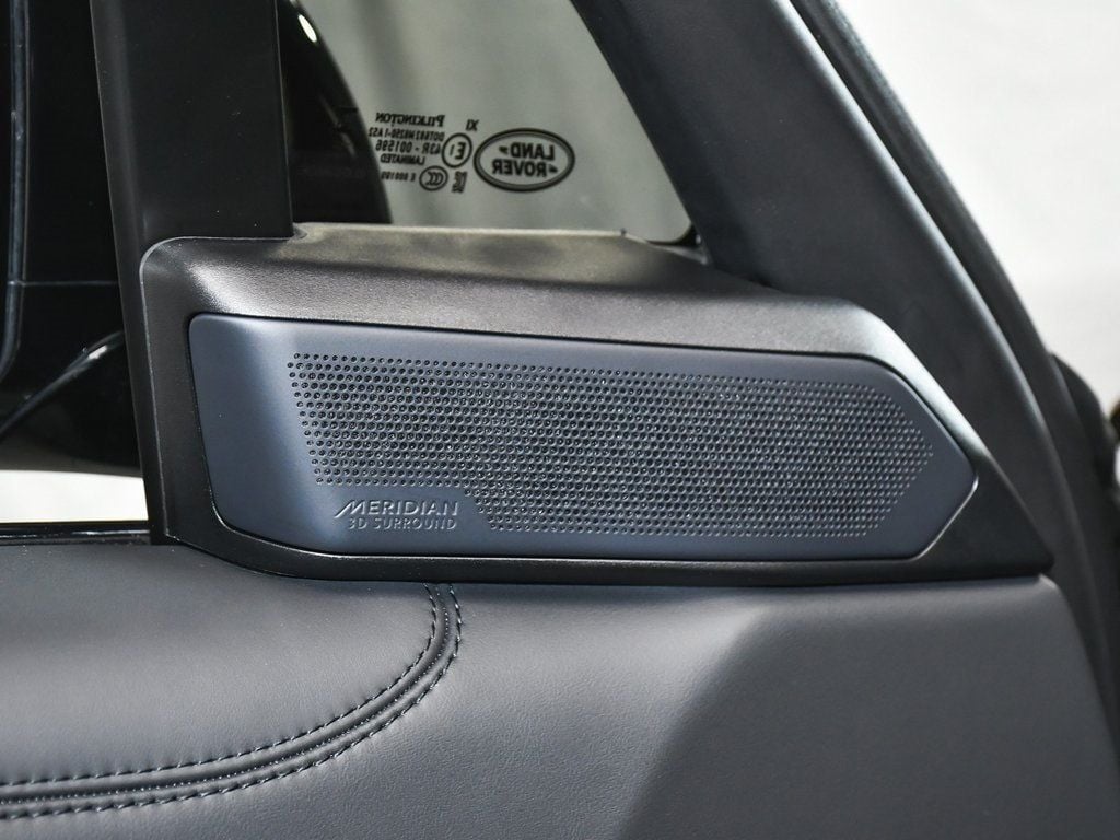 2025 Land Rover Range Rover SE photo 11
