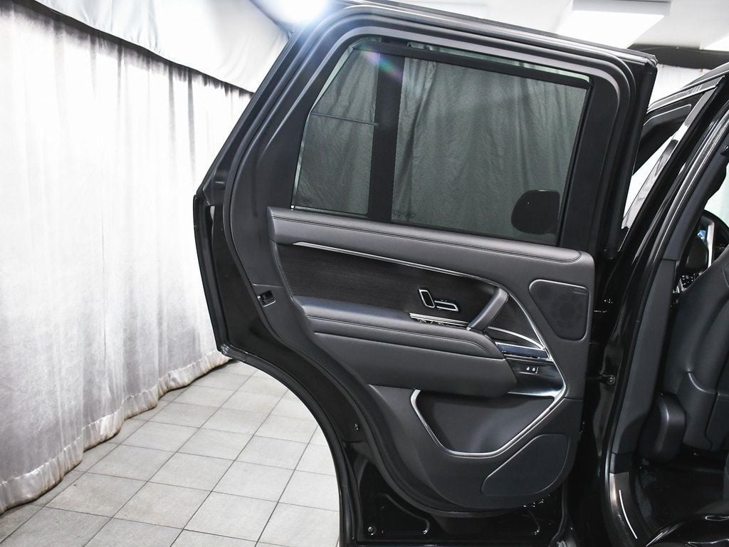 2025 Land Rover Range Rover SE photo 13