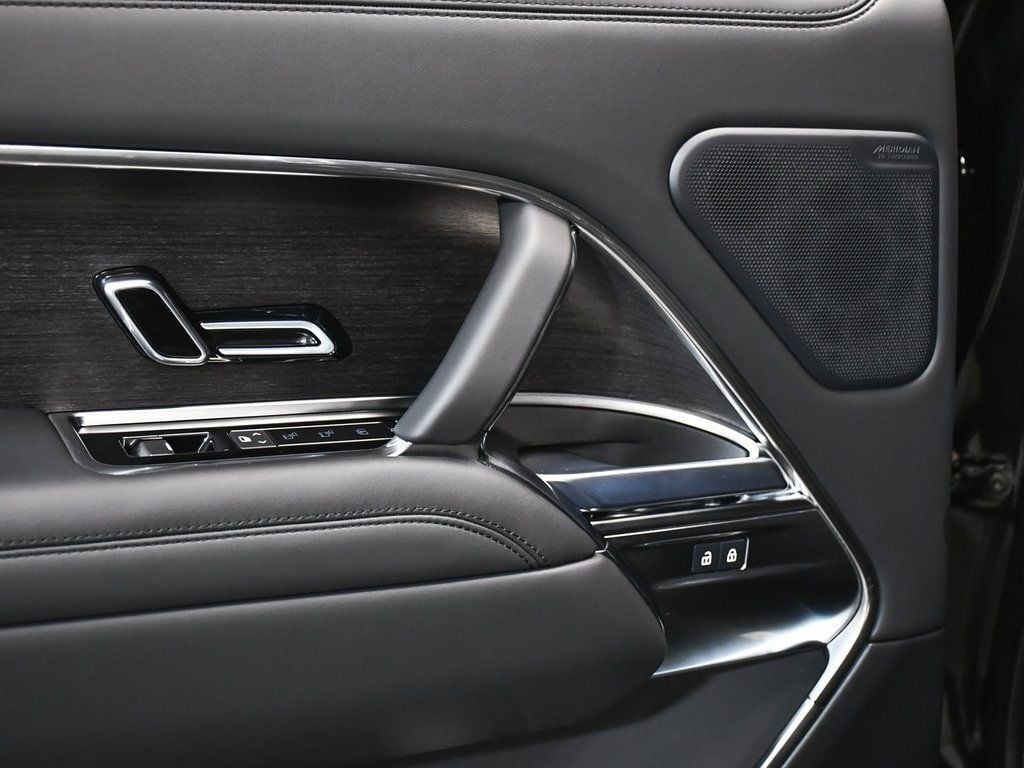 2025 Land Rover Range Rover SE photo 15