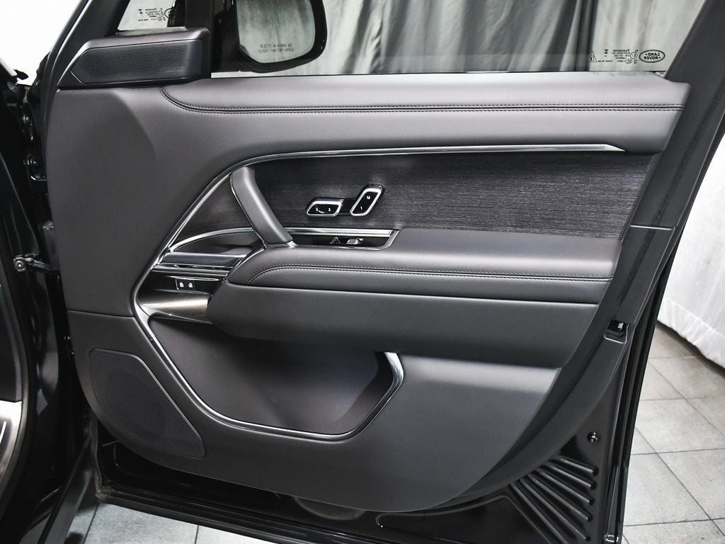 2025 Land Rover Range Rover SE photo 20