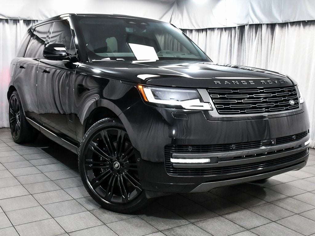 2025 Land Rover Range Rover SE photo 3