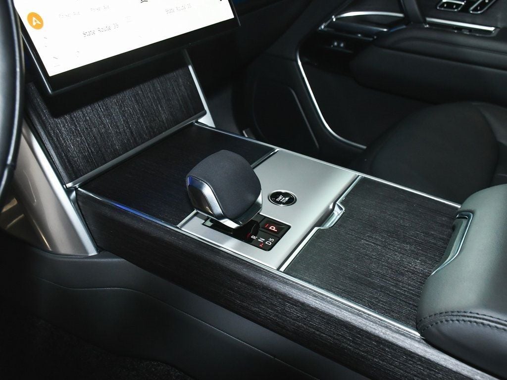 2025 Land Rover Range Rover SE photo 38