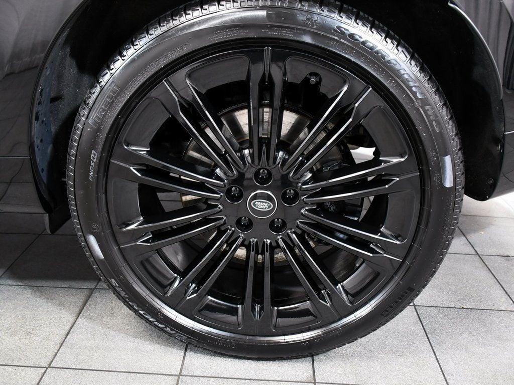 2025 Land Rover Range Rover SE photo 8