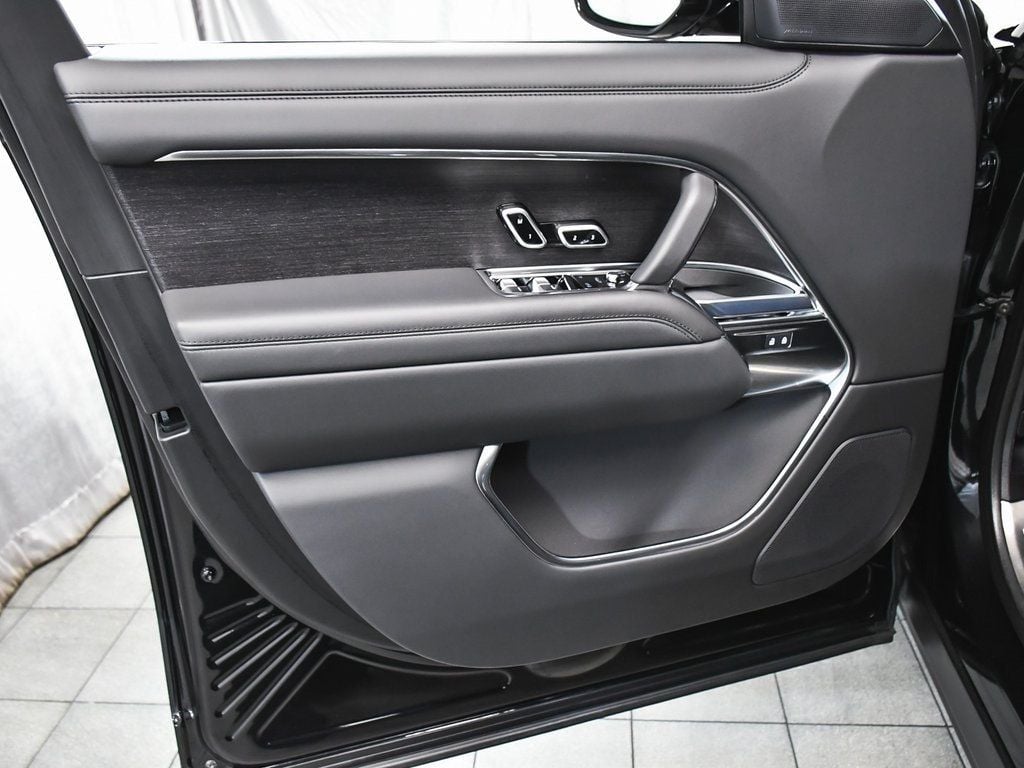 2025 Land Rover Range Rover SE photo 9