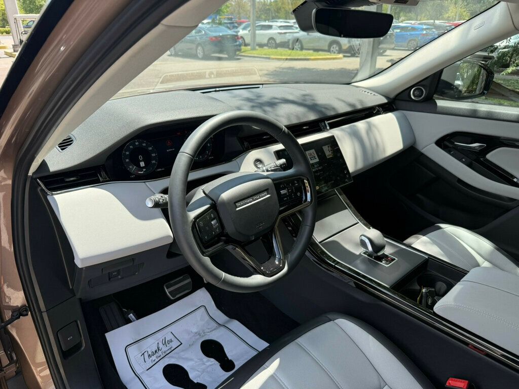 2025 Land Rover Range Rover Evoque Dynamic SE photo 3