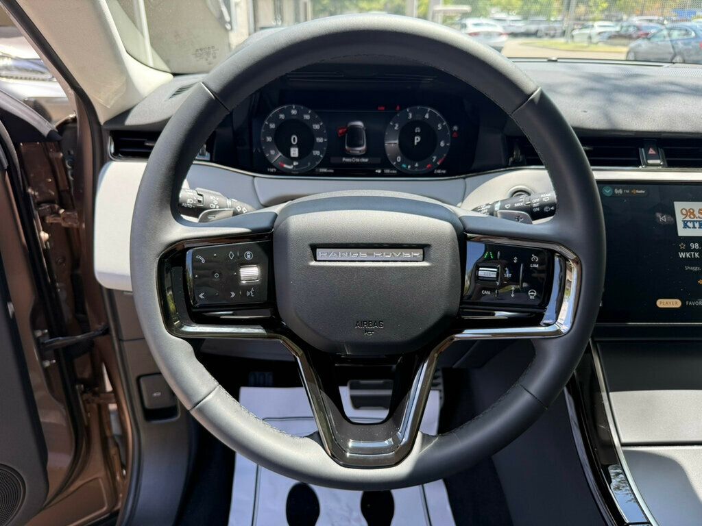 2025 Land Rover Range Rover Evoque Dynamic SE photo 4