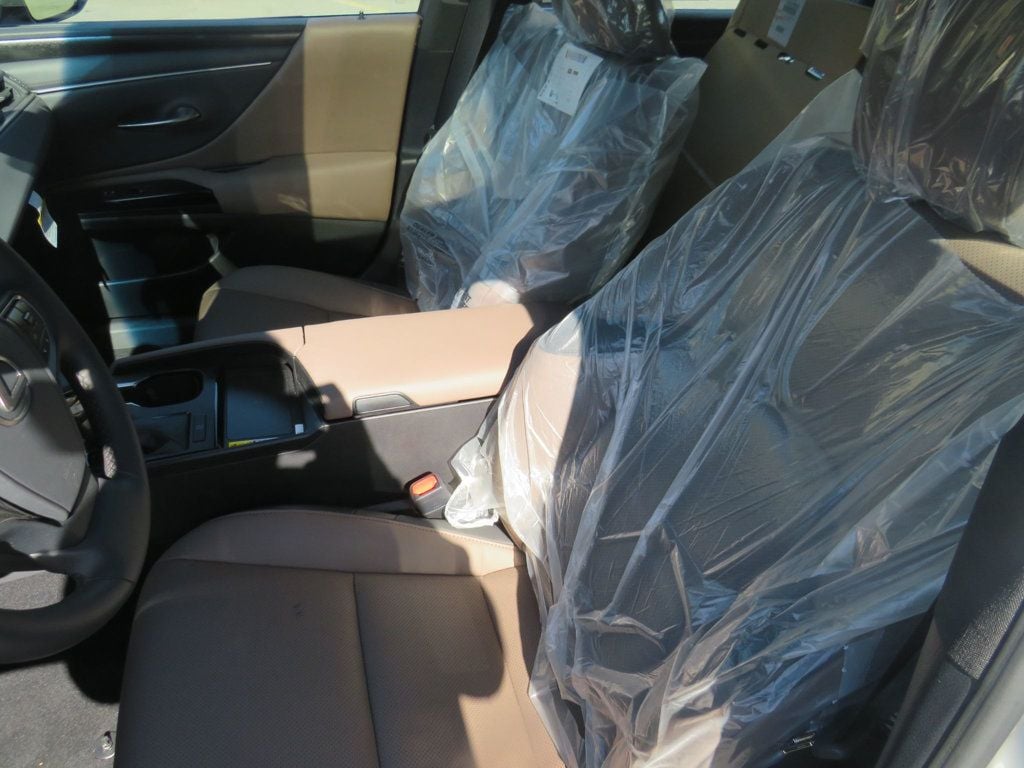 2025 Lexus ES 350 photo 12