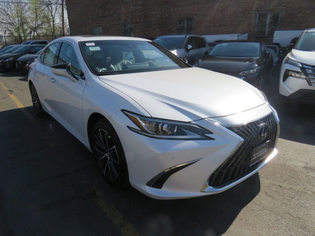 2025 Lexus ES 350 photo 3