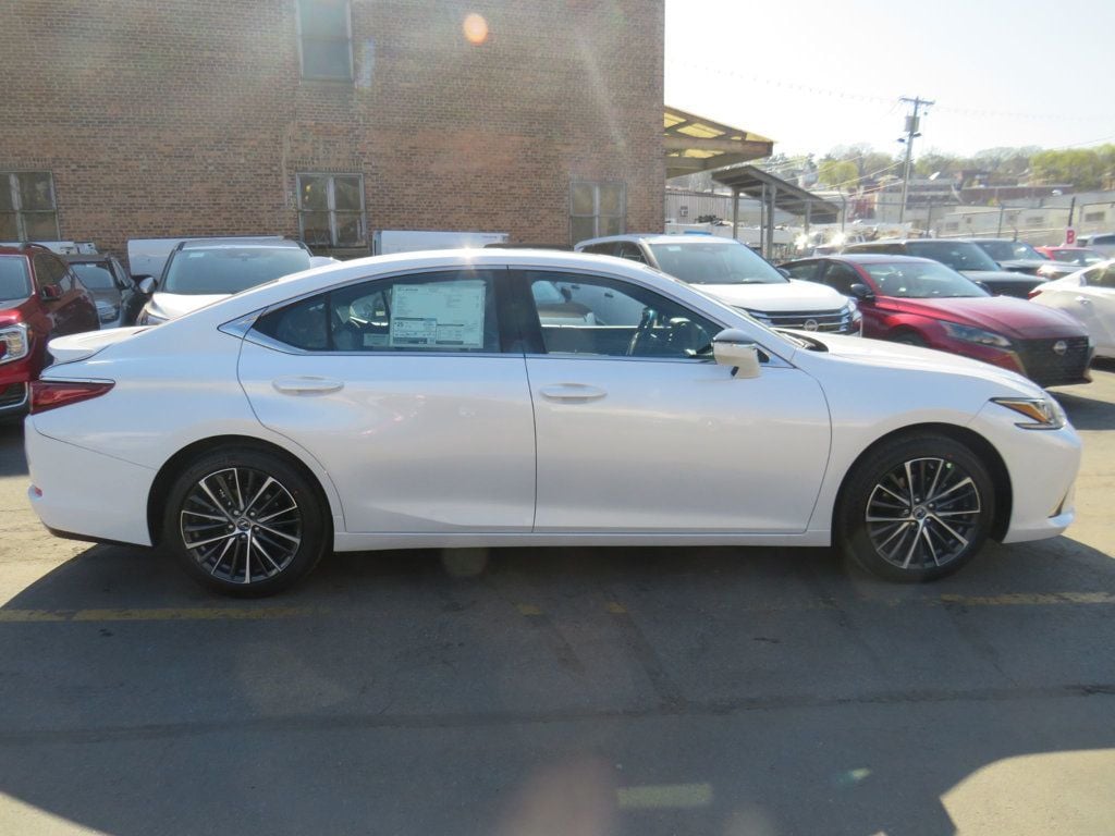2025 Lexus ES 350 photo 4