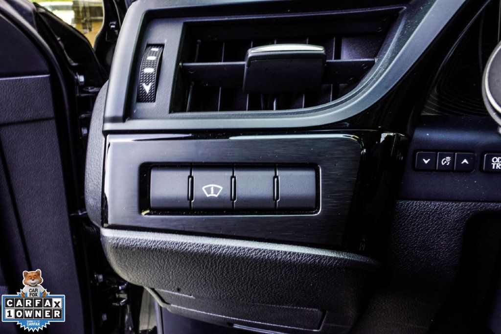 Lexus ES photo 31
