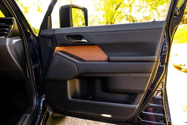 2025 Lexus GX Luxury+/2ndRowCaptains/Heated&CooledSeats/HeadsUpDisplay/NAV - 23069618 - 37