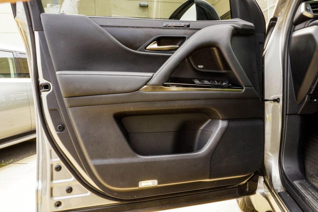 Lexus LX photo 37