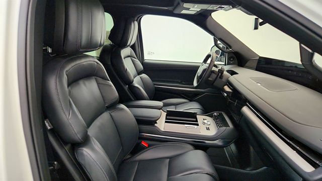 2025 Lincoln Navigator Reserve 4x4 w/ Jet Appearance Pkg & 2nd Row Captain's Chairs - 23012289 - 26