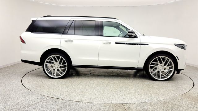 2025 Lincoln Navigator Reserve 4x4 w/ Jet Appearance Pkg & 2nd Row Captain's Chairs - 23012289 - 3