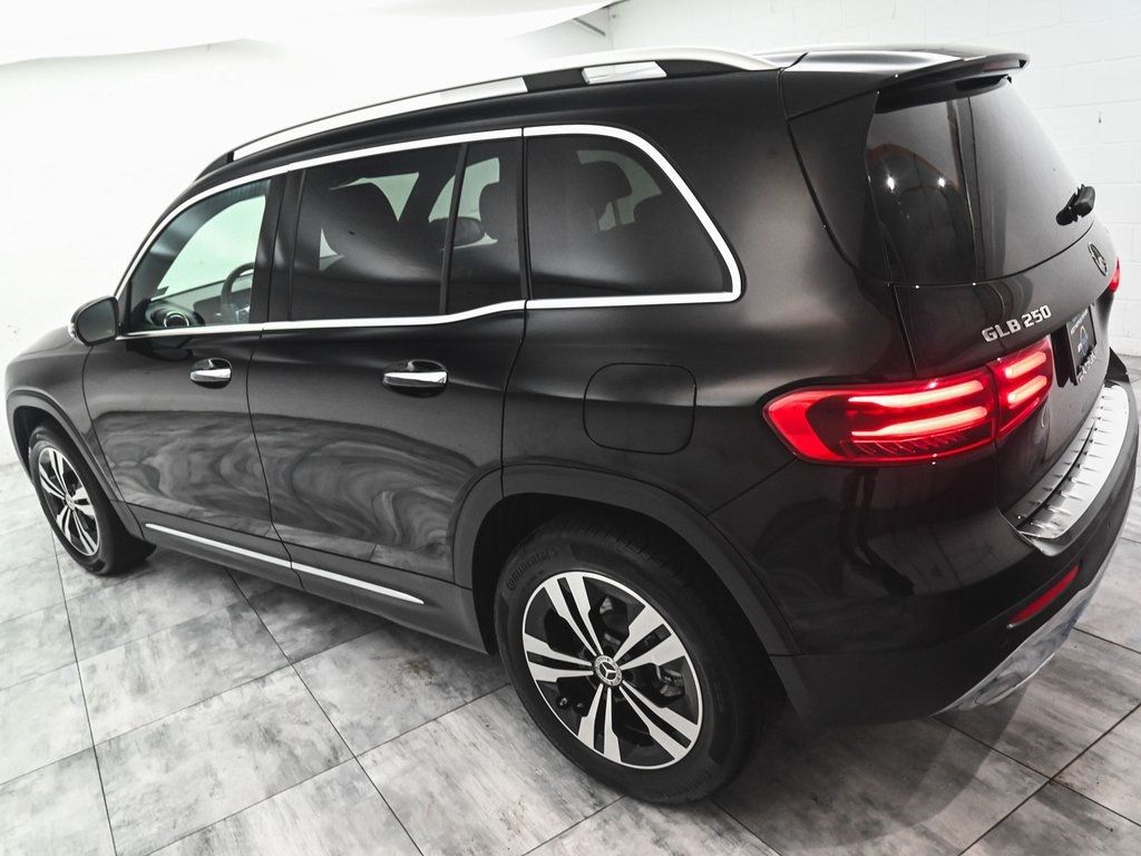 2025 Mercedes Benz GLB 250 4MATIC photo 3