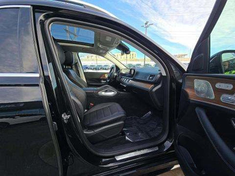 2025 Mercedes-Benz GLS Pinnacle Trim Pkg/Executive Rear Seat Pkg/Soft-Close Doors/NAV - 22987773 - 4