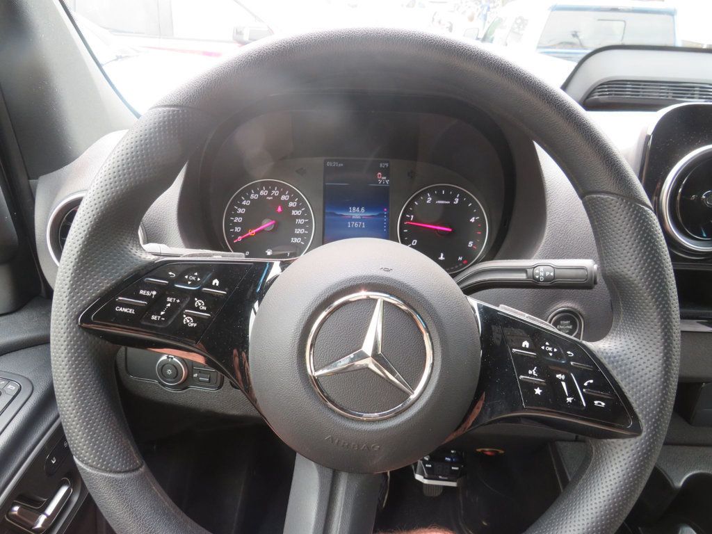 Mercedes-Benz Sprinter photo 11