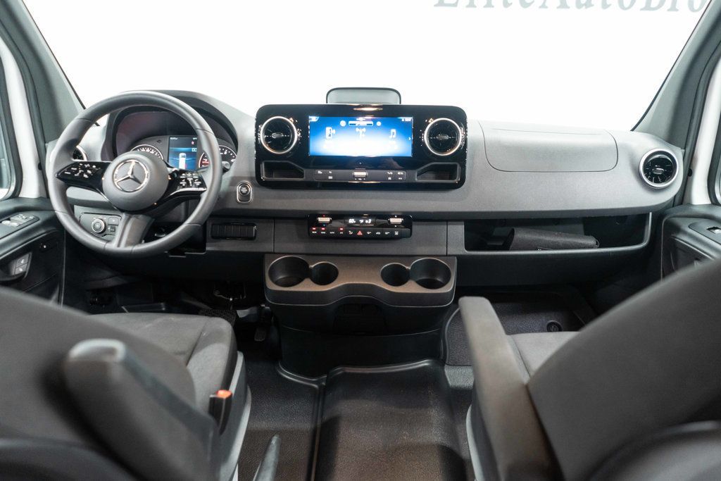 Mercedes-Benz Sprinter photo 8