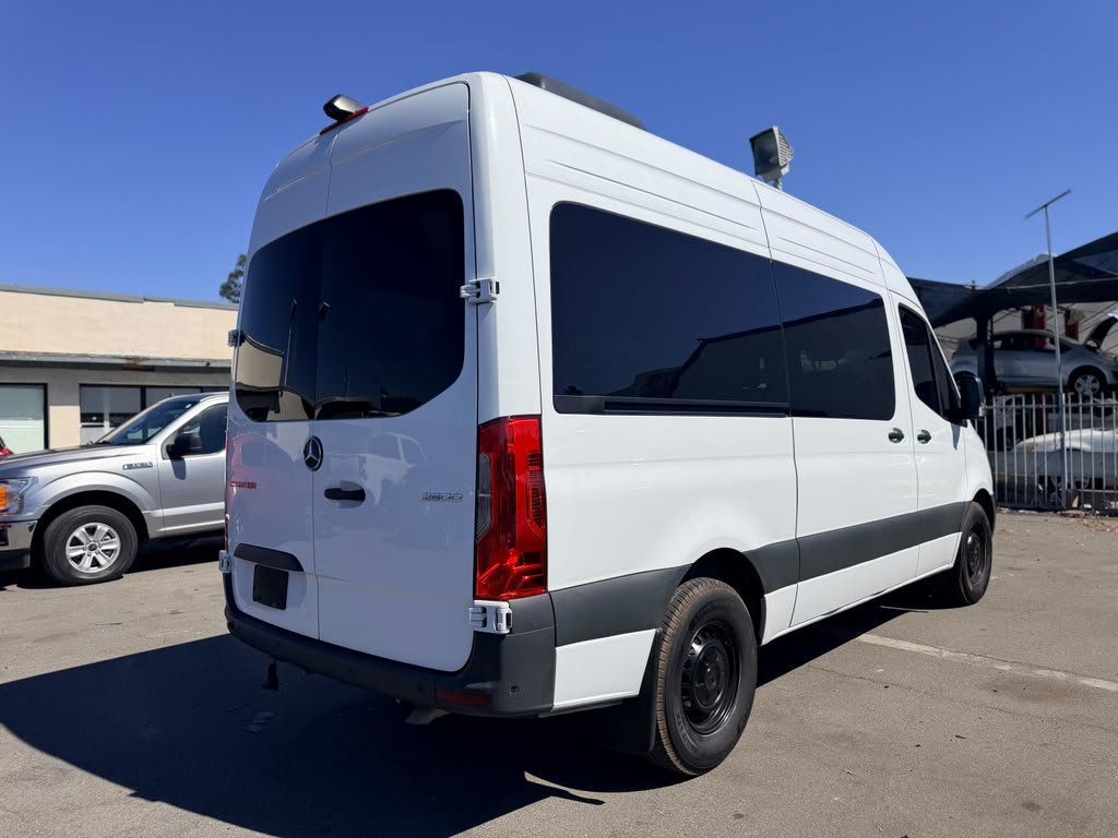 Mercedes-Benz Sprinter photo 3