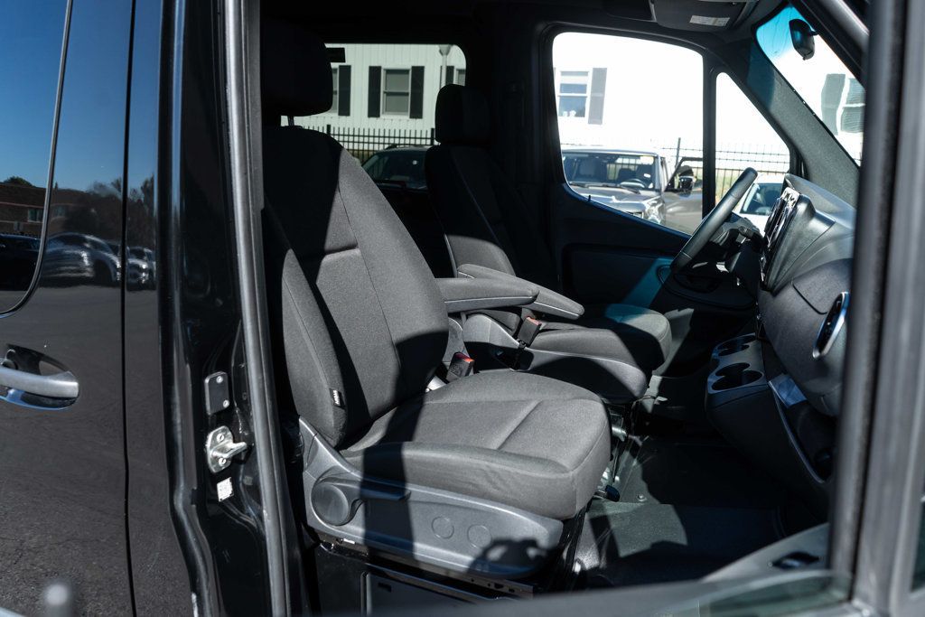 Mercedes-Benz Sprinter photo 10