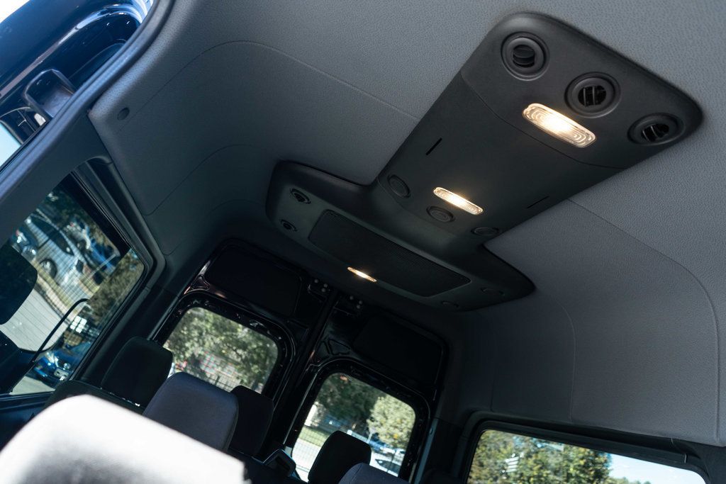 Mercedes-Benz Sprinter photo 13