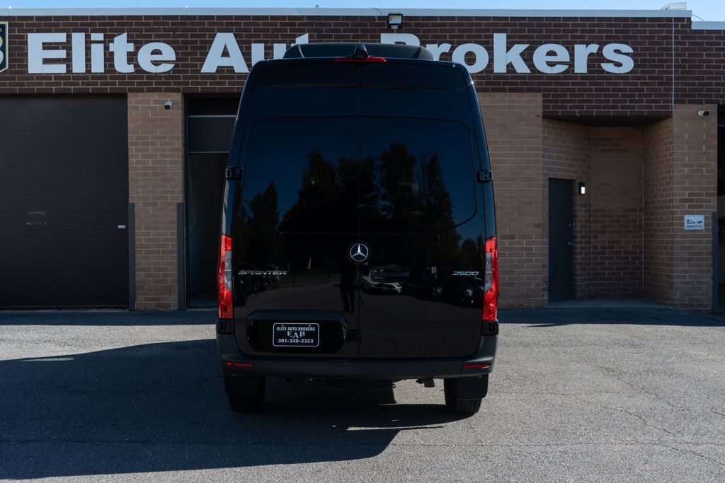 Mercedes-Benz Sprinter photo 3