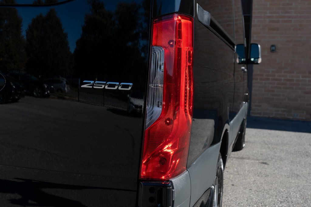 Mercedes-Benz Sprinter photo 36