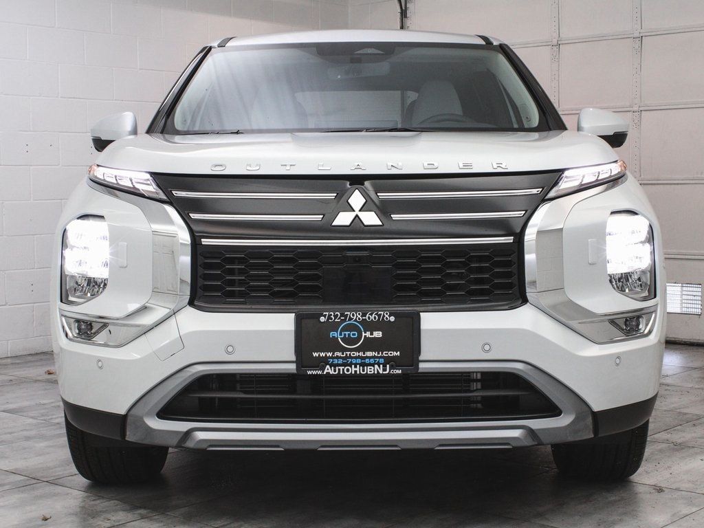 2025 Mitsubishi Outlander SE photo 2