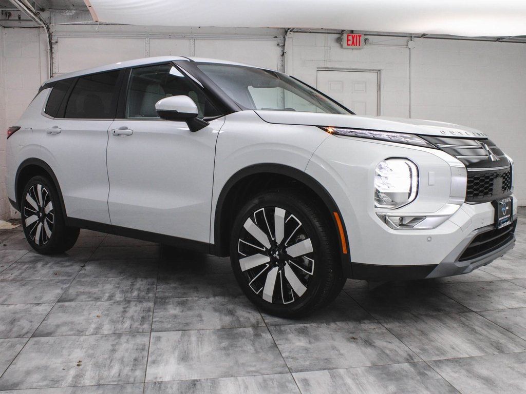 2025 Mitsubishi Outlander SE photo 3