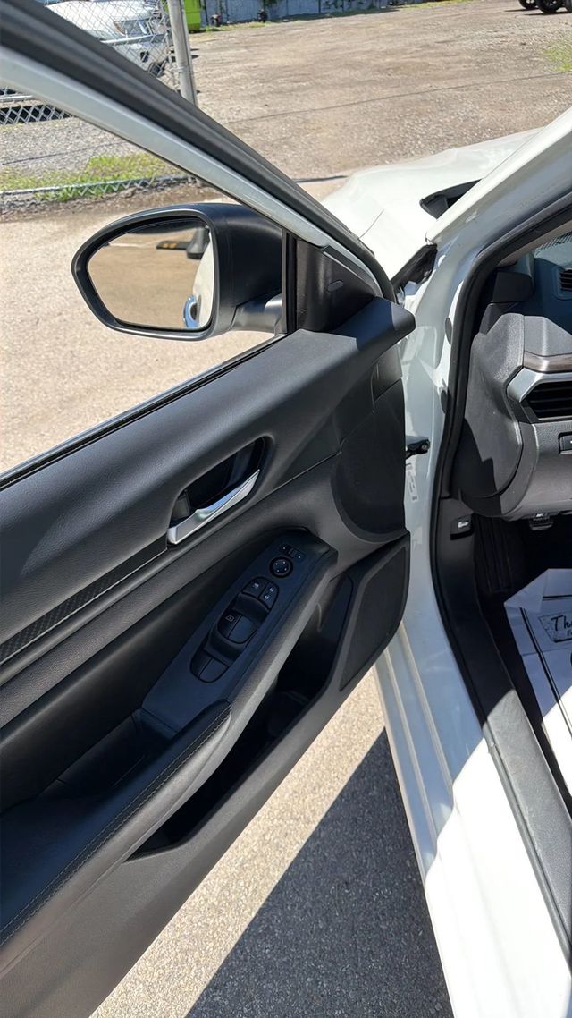 2025 Nissan Altima 2.5 SV Sedan 4D - 23041566 - 10