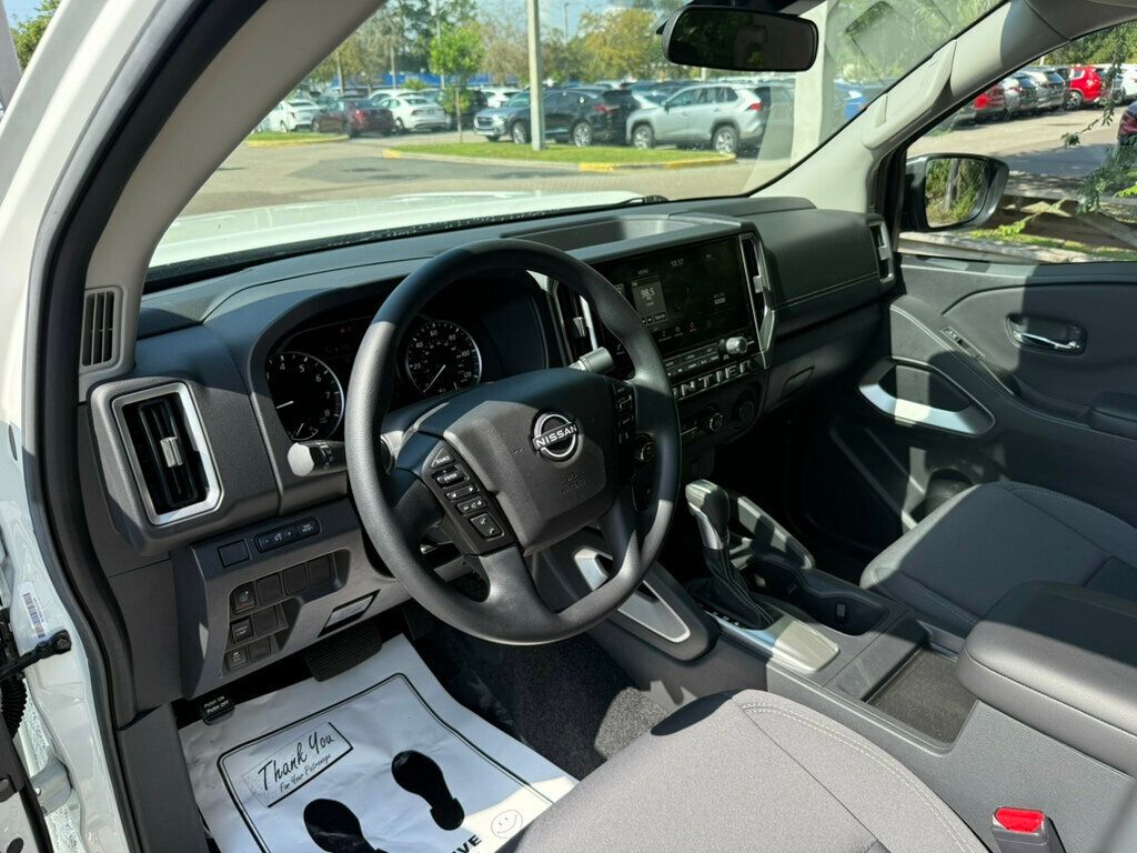 2025 Nissan Frontier Crew Cab SV photo 3