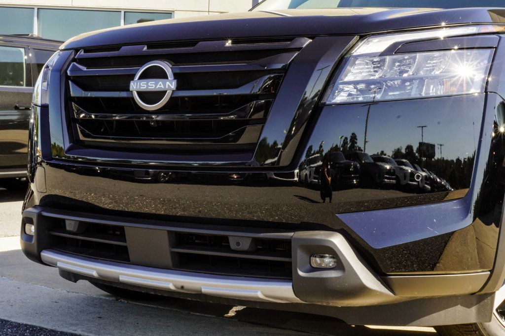 Nissan Pathfinder photo 2