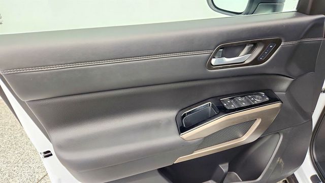 2025 Nissan Pathfinder Platinum 4WD w/ 2nd-Row Captain Chairs - 23025765 - 10