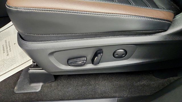 2025 Nissan Pathfinder Platinum 4WD w/ 2nd-Row Captain Chairs - 23025765 - 11