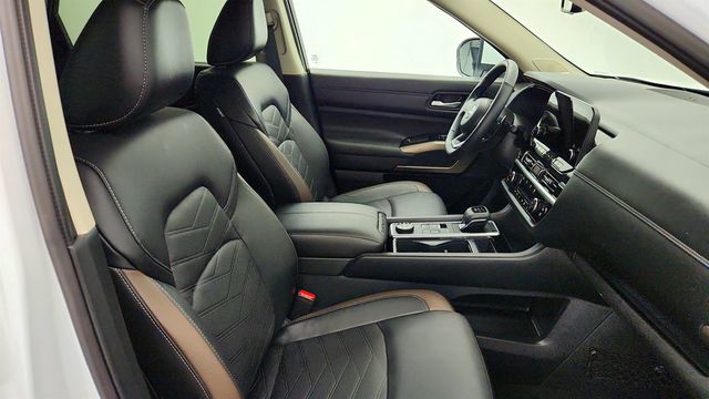 2025 Nissan Pathfinder Platinum 4WD w/ 2nd-Row Captain Chairs - 23025765 - 25