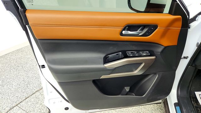 2025 Nissan Pathfinder Platinum 4WD w/Captain Chairs Pkg & Black Appearance Pkg - 23005794 - 10