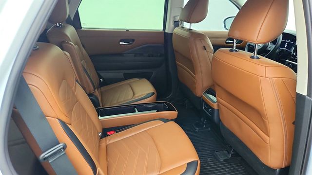 2025 Nissan Pathfinder Platinum 4WD w/Captain Chairs Pkg & Black Appearance Pkg - 23005794 - 24