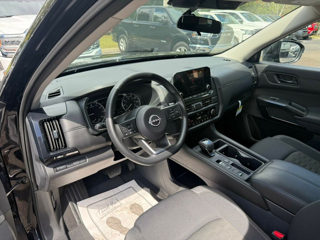 2025 Nissan Pathfinder S photo 3