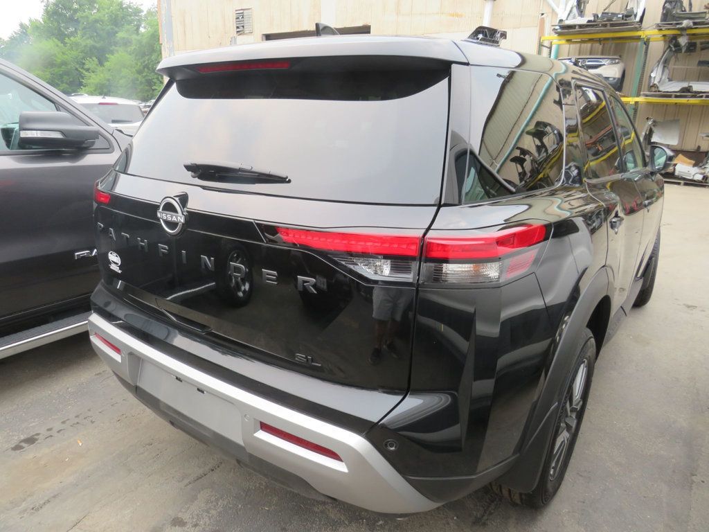 Nissan Pathfinder photo 5